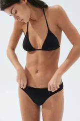 Top de bikini negro con copas triangulares y tiras finas para atar en el cuello y la espalda.