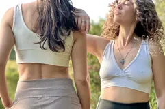 Top negro de lycra de algodón, con escote cruzado y bordes ribeteados.