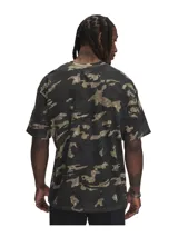 Remera de hombre Under Armour Project Rock, de corte holgado y manga corta, con estampado de camuflaje en tonos negro y marrón.