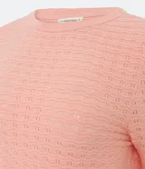 Sweater de punto color amarillo mostaza, con textura ondulada horizontal, cuello redondo y mangas largas.