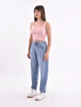 Musculosa de punto acanalado color rosa, con breteles anchos y escote cuadrado.