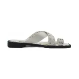 Sandalias blancas con tiras cruzadas y ojales metálicos.