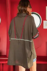 Camisa/vestido negro de algodón con corte amplio, cuello mao y cierre frontal con botones. Decoración con cintas picot de colores blanco, azul, verde y violeta.