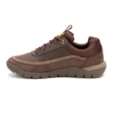 Zapatillas Caterpillar Versage Lo color marrón con detalles en amarillo.