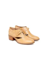 Zapato color camel de cuero liso y cuero con textura reptil, con corte lateral, hebilla dorada y tacón cuadrado.
