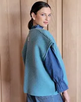 Chaleco azul marino de tejido de punto con textura acanalada, sin mangas y corte recto.