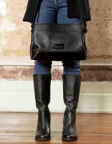 Cartera de cuero vacuno en color negro, con tres reparticiones y cierre interno.