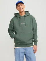 Canguro verde con capucha y cordones ajustables, bolsillo tipo canguro y puños y bajo acanalados. Estampado en relieve con el texto "Originals Studio BROUGHT TO YOU BY JACK&JONES® DESIGNED IN COPENHAGEN".