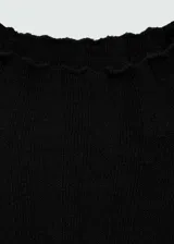 Vestido midi negro de tejido de punto fino con diseño de canalé, cuello perkins, manga larga y corte entallado.