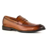 Zapato mocasín de cuero negro, con detalle de antifaz en el empeine.