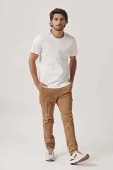 Remera blanca de algodón, manga corta y cuello redondo.