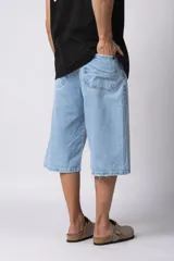 Bermuda de jean celeste, corte baggy, con lavado vintage y bolsillos laterales.