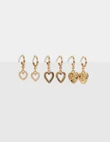 Set de tres pares de aros tipo argolla dorados con dijes de corazón con diferentes texturas.