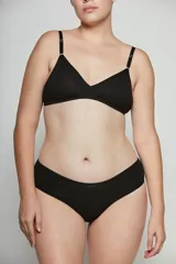 Soutien negro de algodón con elastano, de corte triangular y sin aro, con tirantes finos ajustables.