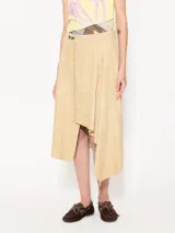 Falda midi color beige de gamuza arrugada, corte irregular y diseño tipo portafolio.