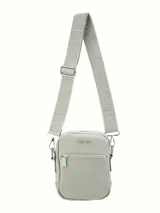 Bandolera color gris con correa ancha ajustable con el nombre de la marca.