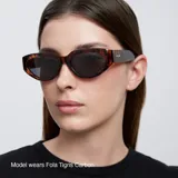 Gafas de sol negras con montura cat-eye y diseño de parte superior plana. Lentes polarizadas negras con protección UV400, recubrimiento anti-scratch y superhydrophobic.