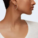 Par de aros tipo argolla Swarovski Stone, con baño de oro rosa y doble hilera de cristales pavé.