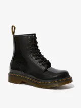 Bota acordonada de charol negro con costuras amarillas en la suela y tirador trasero con el logo de la marca.