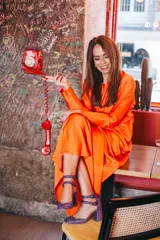 Zapatos de tacón color lila con glitter, punta redondeada y doble tira con hebilla en el tobillo.