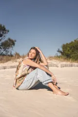 Chaleco bordado a mano con flores y mostacillas al estilo hindú, de corte amplio.