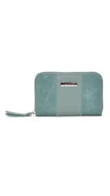 Billetera mediana color celeste con diseño combinado en dos tonos y cierre alrededor. Cuenta con compartimento interior con tarjeteros y monedero con cierre.