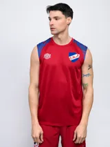 Musculosa de entrenamiento azul con detalles estampados en hombros y logo del Club Nacional de Football en el pecho.