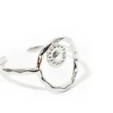 Anillo ajustable de acero con diseño artesanal y acabado brillante.