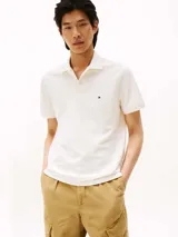 Chomba blanca de piqué de mezcla de algodón elástico, con tecnología Flex, que absorbe la humedad y es antiolor. Tiene cuello de chomba, billetera de dos botones, detalles distintivos de Tommy Hilfiger Sport y logo de Tommy Hilfiger Sport en el pecho.