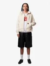 Campera negra con capucha ajustable, cierre frontal con cremallera, bolsillo tipo canguro con remaches metálicos y logo cuadrado en el frente.