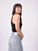 Top blanco de tejido de punto acanalado, corte cropped y cuello halter.
