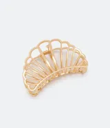 Pinza de pelo dorada con forma de concha hueca.