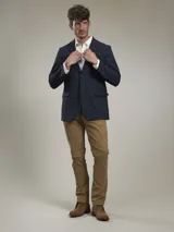 Blazer azul marino de corte clásico, con solapa de muesca, cierre de dos botones, bolsillo de parche en el pecho y bolsillos con solapa en los laterales.
