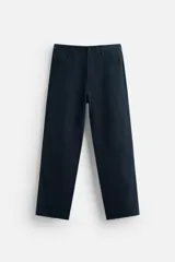 Pantalón azul marino de corte recto, confeccionado en tejido de algodón y lyocell. Cuenta con bolsillos delanteros y traseros.