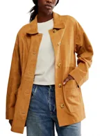 Campera color marrón de gamuza, con botones frontales, dos bolsillos de parche, abertura en la espalda y corte holgado.