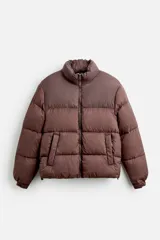 Campera puffer marrón con cuello alto, cierre frontal con cremallera, bolsillos laterales y puños elásticos.