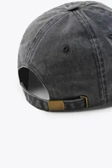 Gorra color crudo de sarga de algodón con efecto lavado.