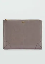 Funda gris rectangular con cierre de cremallera dorada y detalle de logo en el centro.