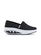 Zapatillas Hush Puppies tipo slip-on, color celeste, confeccionadas en tela canvas con elástico en el empeine y plantilla con memory foam.