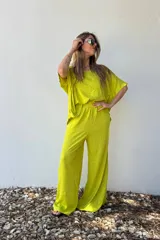 Pantalón palazzo color lima de lino, con cintura elastizada.