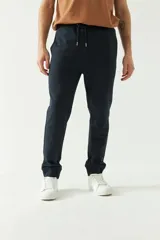 Pantalón de jogging gris con puños y logo estampado.