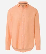 Camisa celeste de lino con cuello camisero, abotonadura frontal y mangas largas.