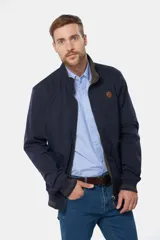 Campera azul con cierre frontal y bolsillos laterales.