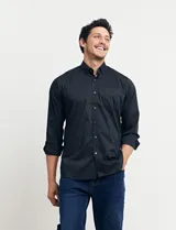 Camisa azul de algodón con elastano, cuello button-down y manga larga.