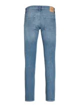 Jean de denim celeste con lavado stonewash, corte slim fit, tiro bajo, cinco bolsillos y cierre con botón.