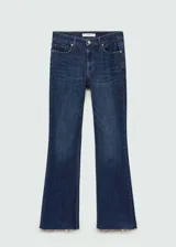 Pantalón de jean acampanado de tiro medio, color azul oscuro, con cinco bolsillos y cierre frontal con cremallera y botón.