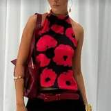 Blusa sin mangas con cuello halter, color lila con lunares verdes.