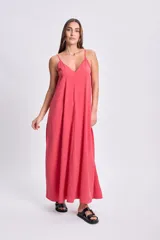 Vestido largo color rojo, de breteles finos y escote en V.