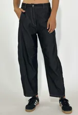 Pantalón de denim azul oscuro, de corte palazzo, con tiro alto y bolsillos laterales.