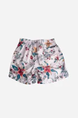 Short de baño celeste con estampado floral en tonos naranja y rojo. Cuenta con bolsillos laterales, cintura elástica con cordón ajustable y logo en goma en la pierna derecha.